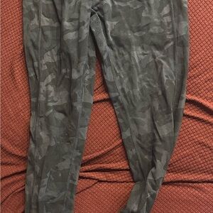 Tuffs Athletics Camo Print Leggings in Grey, Size Women’s Small